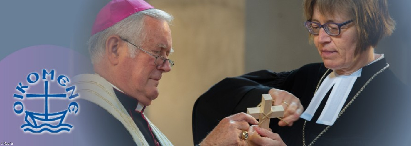 Bischöfe binden gemeinsam ein Kreuz